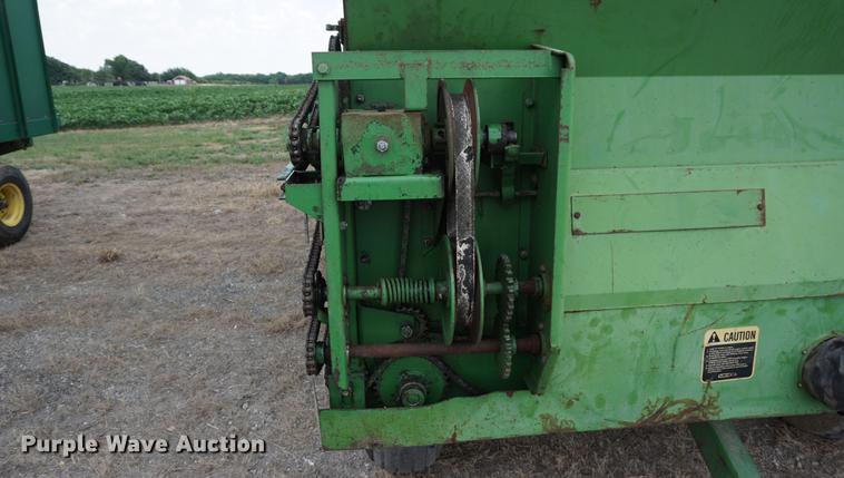 image for item DD7768 John Deere 716A silage wagon