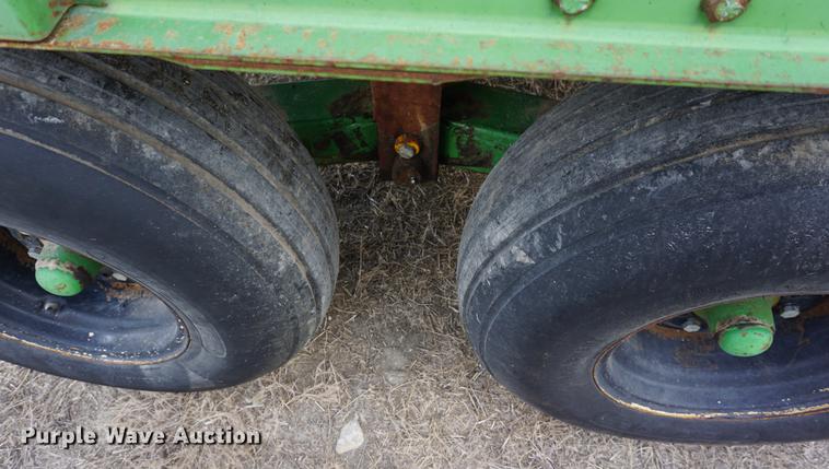 image for item DD7768 John Deere 716A silage wagon