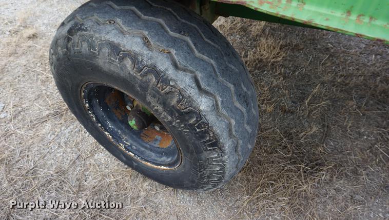 image for item DD7768 John Deere 716A silage wagon