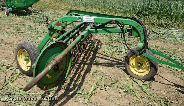 image for item DD7774 John Deere 672 side delivery rake