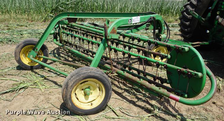image for item DD7774 John Deere 672 side delivery rake