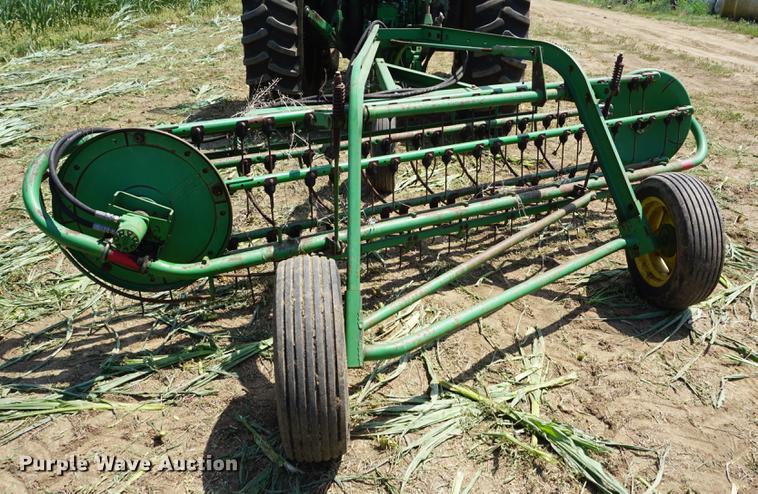 image for item DD7774 John Deere 672 side delivery rake