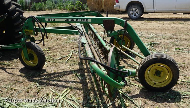 image for item DD7774 John Deere 672 side delivery rake
