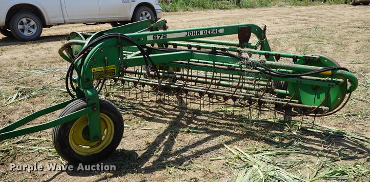 image for item DD7774 John Deere 672 side delivery rake