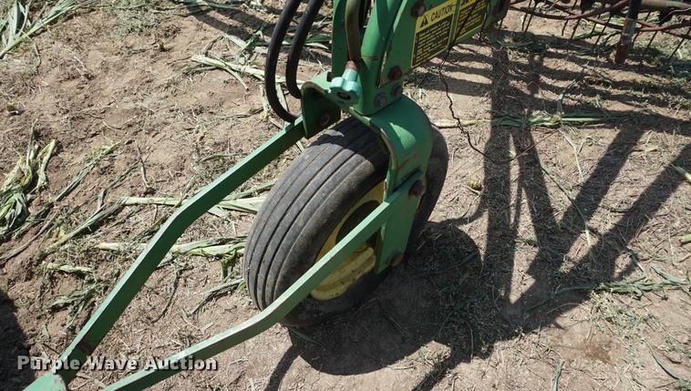 image for item DD7774 John Deere 672 side delivery rake