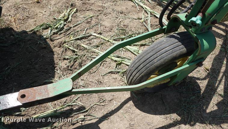image for item DD7774 John Deere 672 side delivery rake