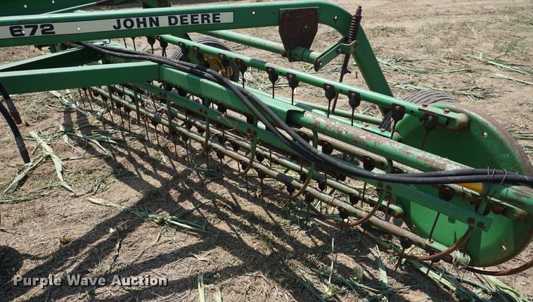 image for item DD7774 John Deere 672 side delivery rake