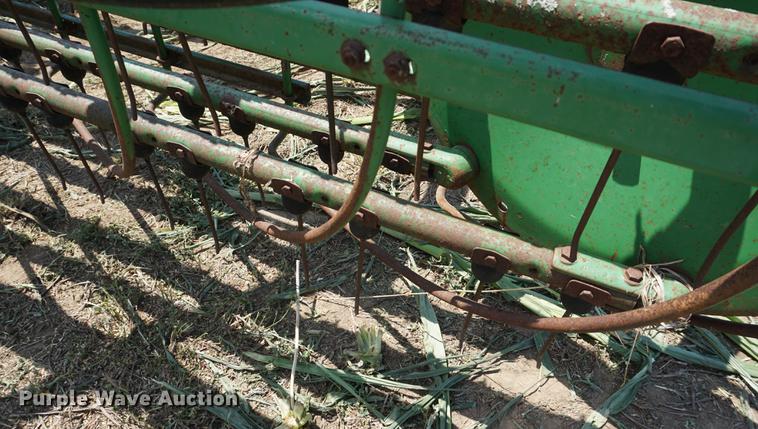 image for item DD7774 John Deere 672 side delivery rake