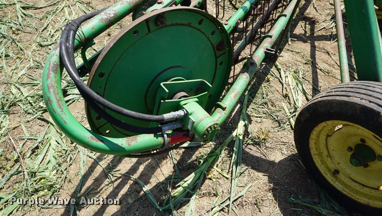 image for item DD7774 John Deere 672 side delivery rake
