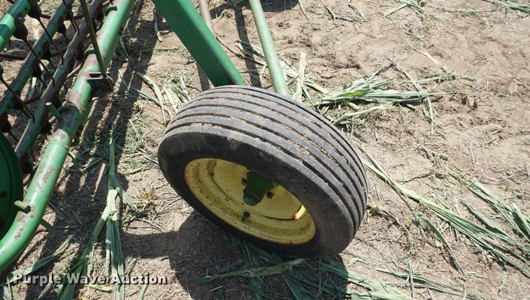 image for item DD7774 John Deere 672 side delivery rake