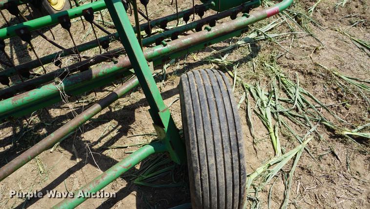 image for item DD7774 John Deere 672 side delivery rake