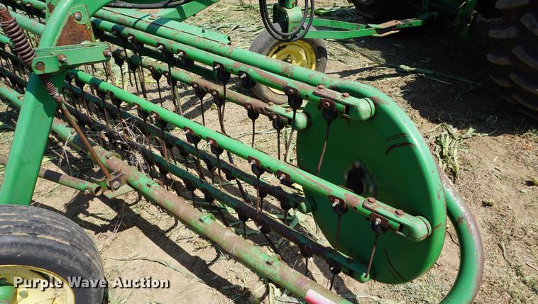 image for item DD7774 John Deere 672 side delivery rake