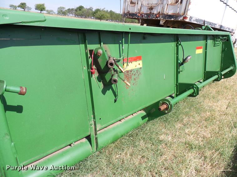 image for item DD8338 1999 John Deere 930R rigid platform head