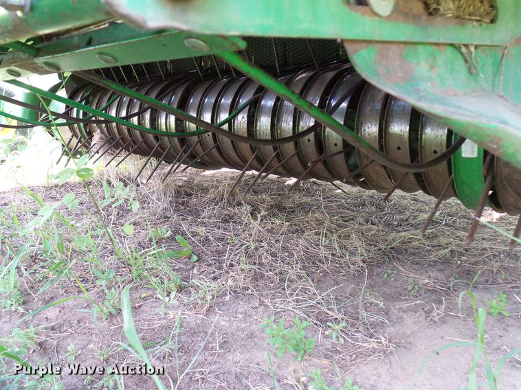 image for item DD8339 1997 John Deere 566 round baler