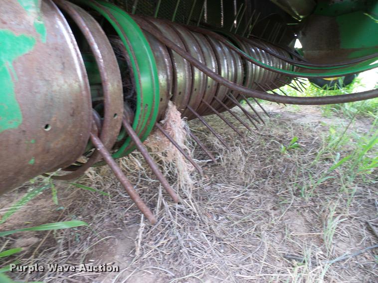 image for item DD8339 1997 John Deere 566 round baler