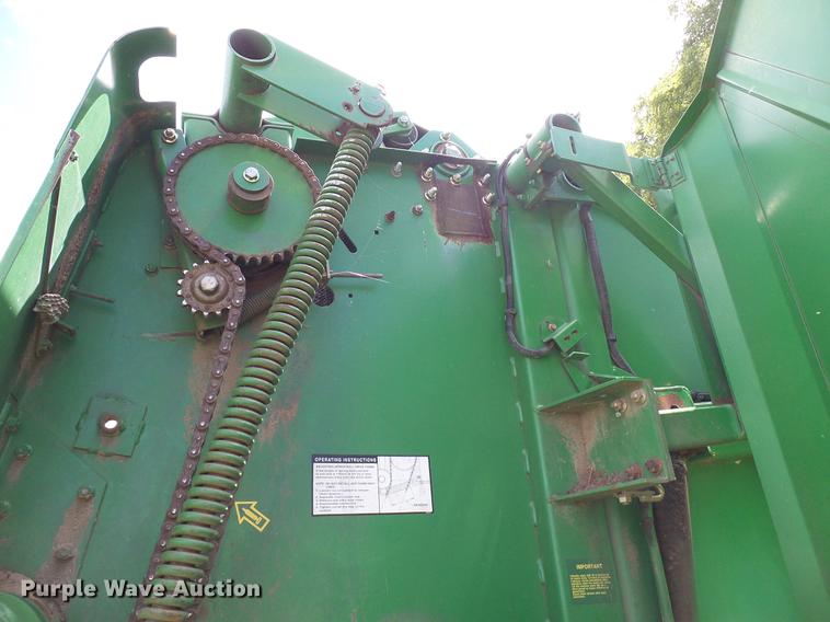 image for item DD8339 1997 John Deere 566 round baler