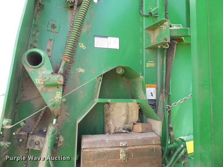 image for item DD8339 1997 John Deere 566 round baler