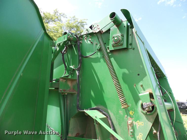 image for item DD8339 1997 John Deere 566 round baler