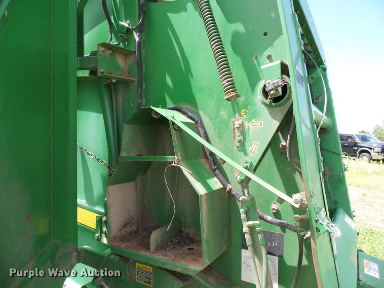 image for item DD8339 1997 John Deere 566 round baler