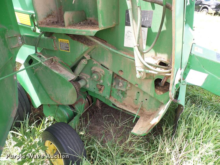 image for item DD8339 1997 John Deere 566 round baler