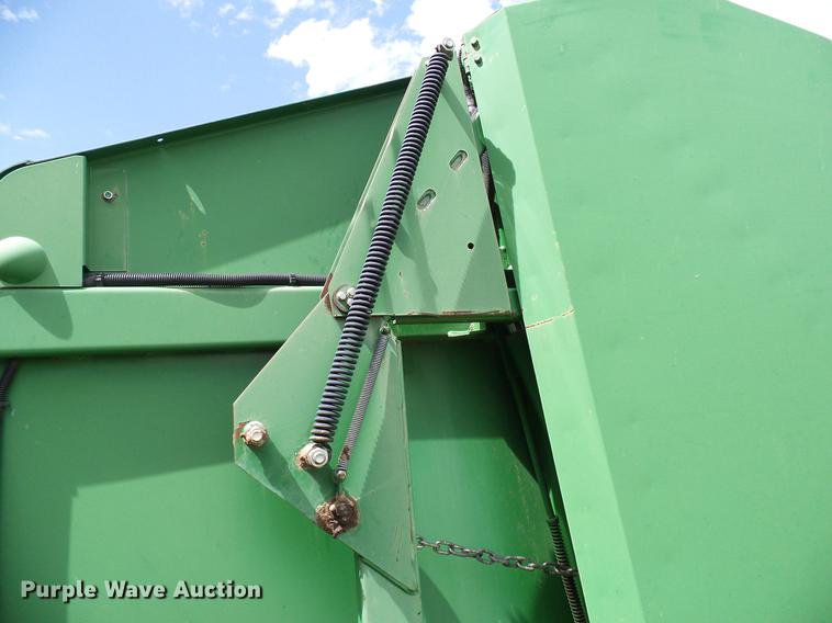 image for item DD8339 1997 John Deere 566 round baler