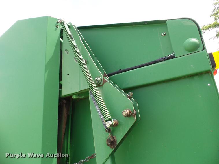 image for item DD8339 1997 John Deere 566 round baler
