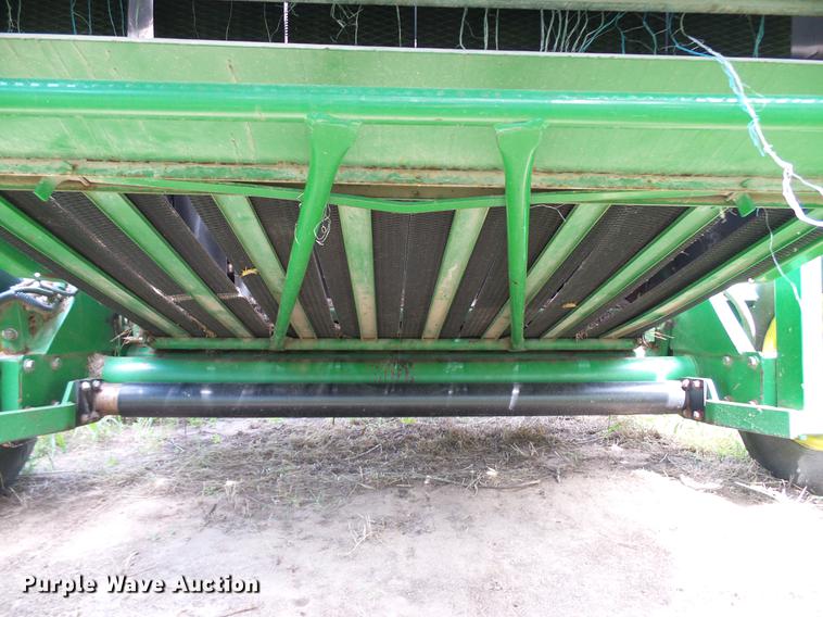 image for item DD8339 1997 John Deere 566 round baler