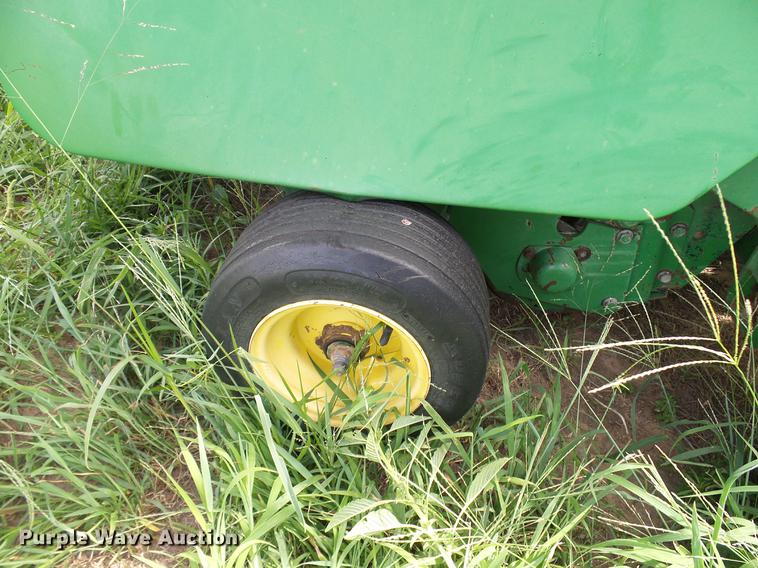 image for item DD8339 1997 John Deere 566 round baler