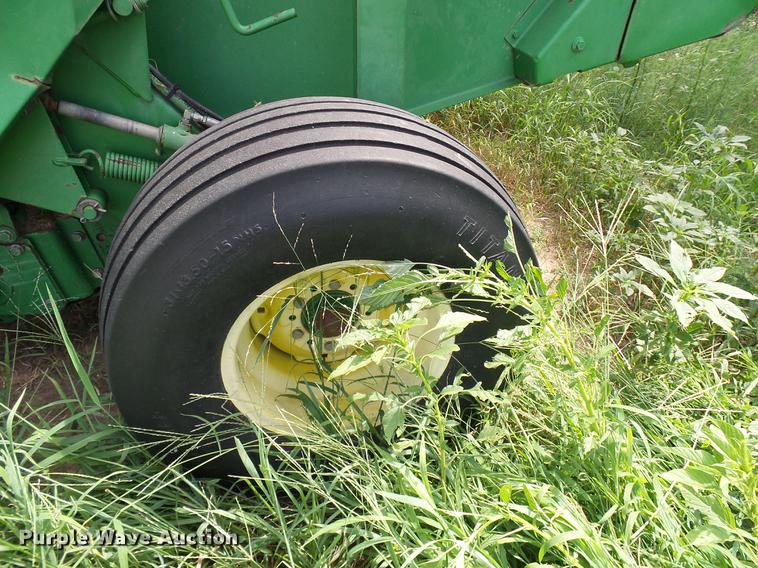 image for item DD8339 1997 John Deere 566 round baler