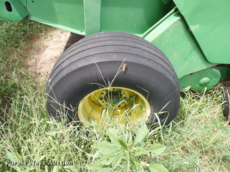 image for item DD8339 1997 John Deere 566 round baler