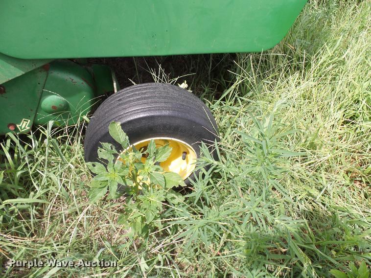 image for item DD8339 1997 John Deere 566 round baler