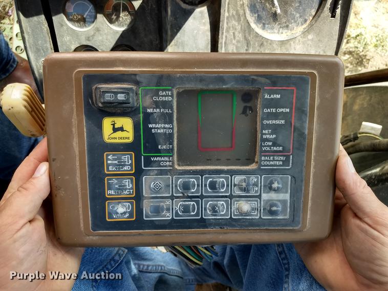 image for item DD8339 1997 John Deere 566 round baler