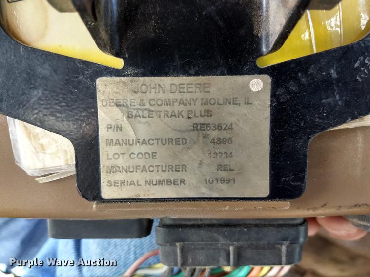 image for item DD8339 1997 John Deere 566 round baler