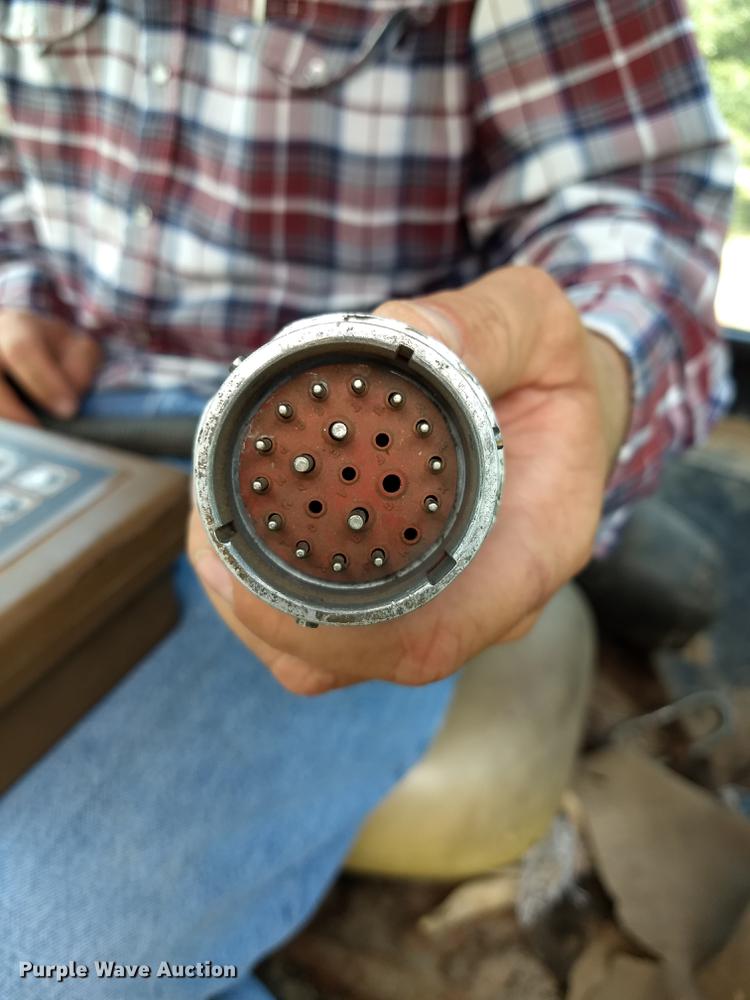 image for item DD8339 1997 John Deere 566 round baler