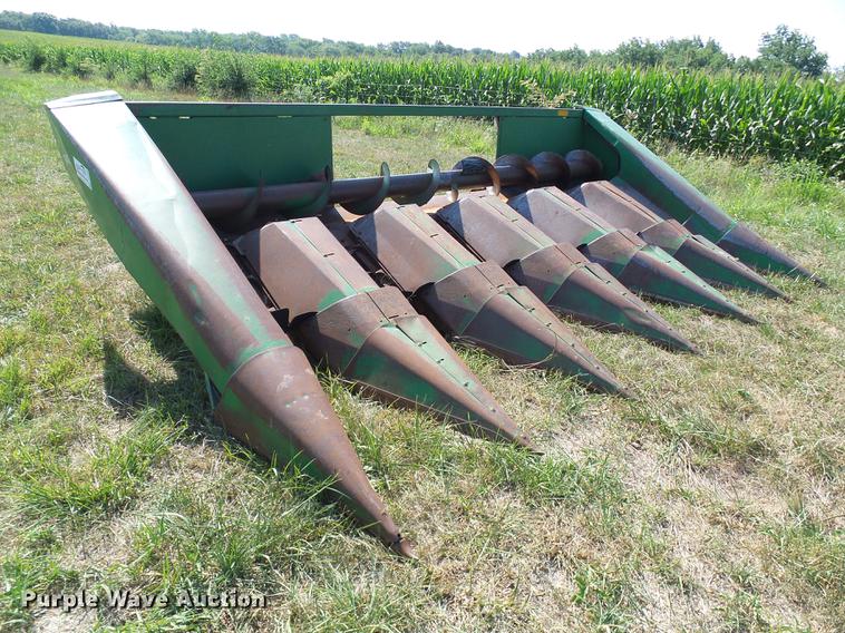 image for item DD8638 1980 John Deere 643 corn head