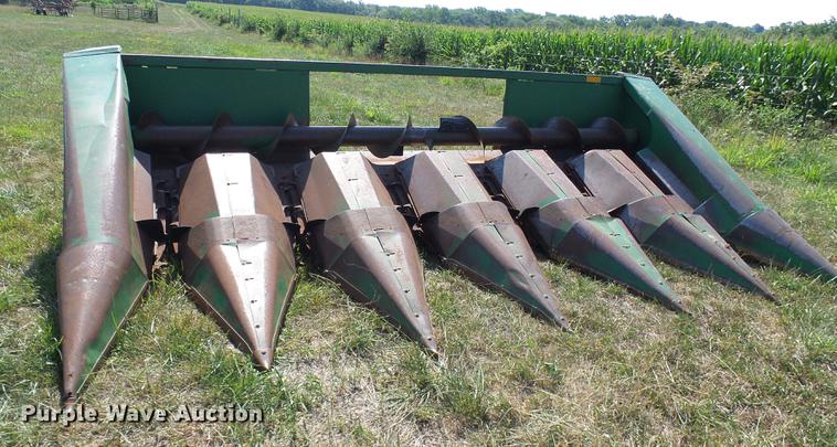 image for item DD8638 1980 John Deere 643 corn head