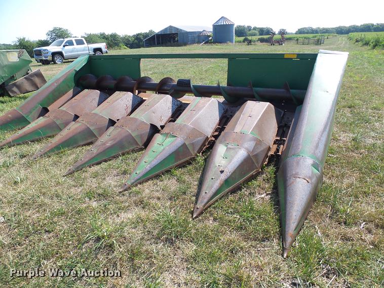 image for item DD8638 1980 John Deere 643 corn head