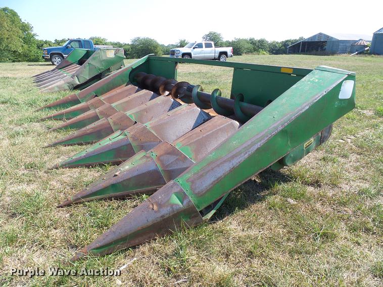 image for item DD8638 1980 John Deere 643 corn head