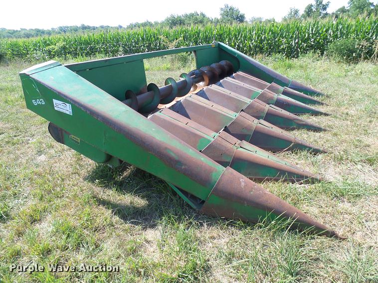 image for item DD8638 1980 John Deere 643 corn head