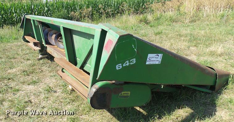 image for item DD8638 1980 John Deere 643 corn head