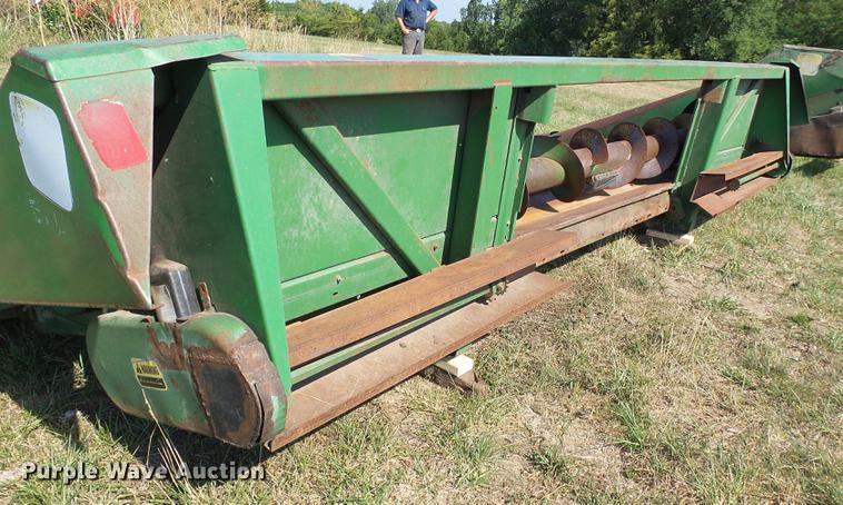 image for item DD8638 1980 John Deere 643 corn head