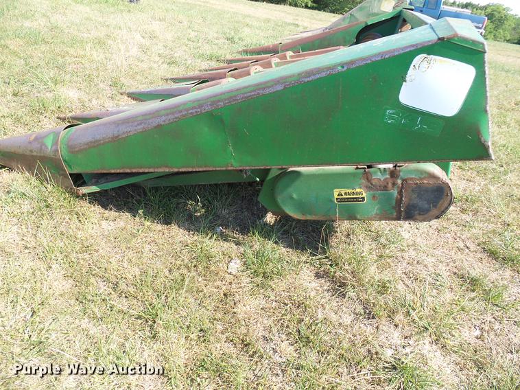image for item DD8638 1980 John Deere 643 corn head