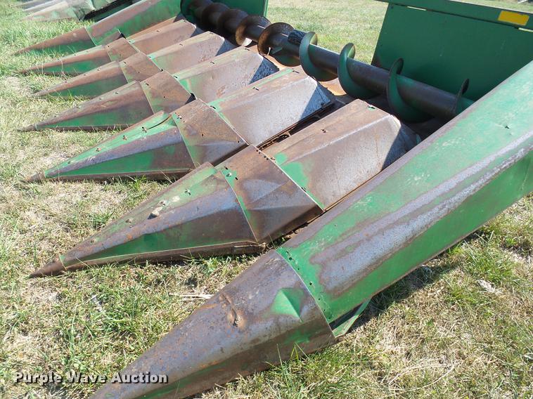 image for item DD8638 1980 John Deere 643 corn head