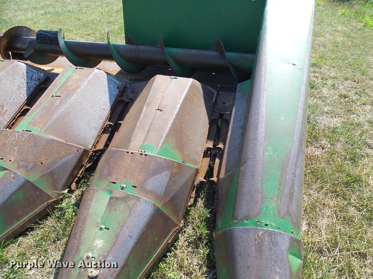 image for item DD8638 1980 John Deere 643 corn head