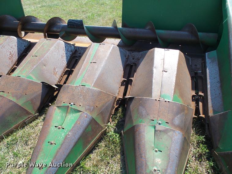 image for item DD8638 1980 John Deere 643 corn head