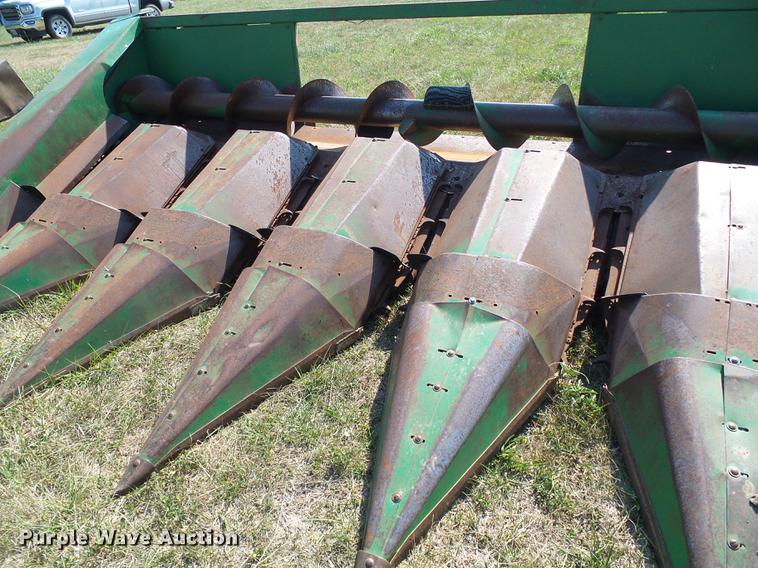 image for item DD8638 1980 John Deere 643 corn head