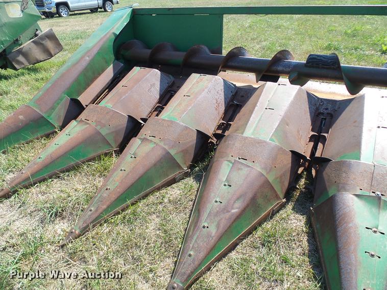 image for item DD8638 1980 John Deere 643 corn head