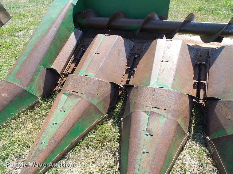 image for item DD8638 1980 John Deere 643 corn head