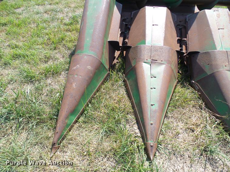 image for item DD8638 1980 John Deere 643 corn head