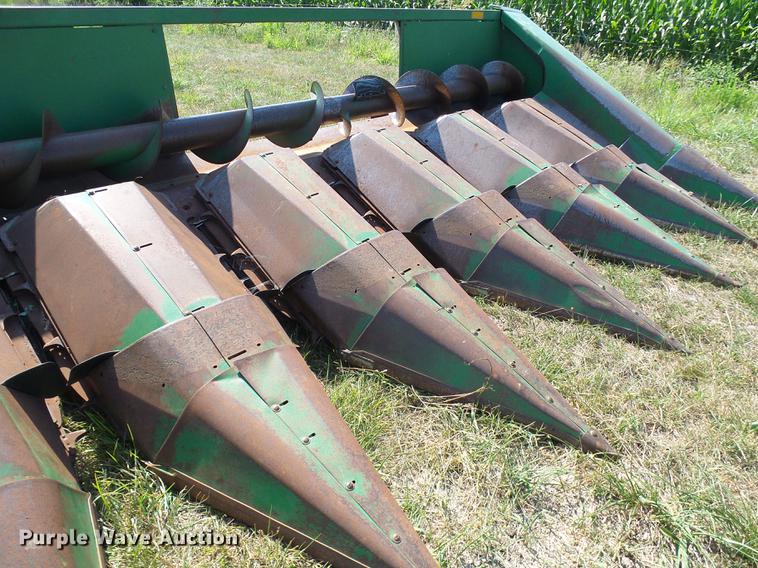 image for item DD8638 1980 John Deere 643 corn head
